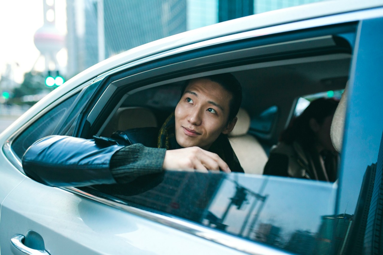 homme souriant dans une voiture