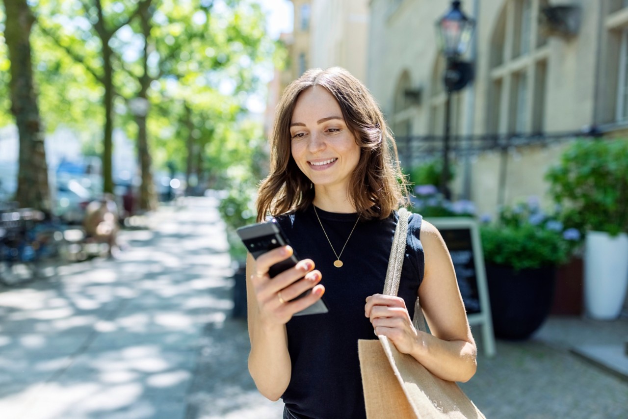 femme sur son téléphone dans la rue