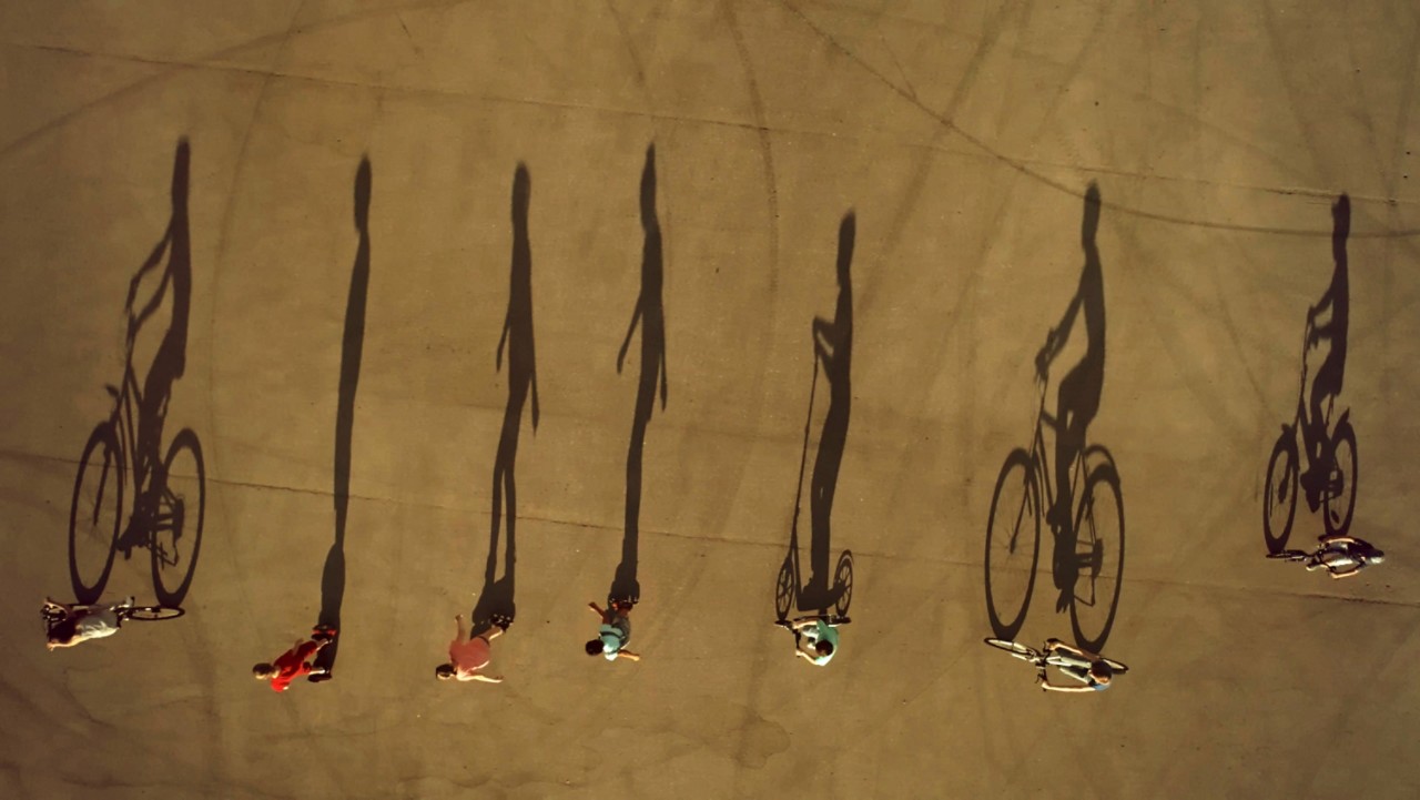 Ombres de personne à pied et à vélo