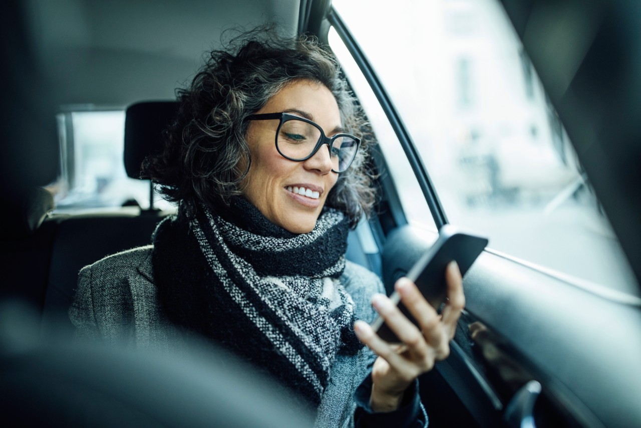 femme souriante dans une voiture
