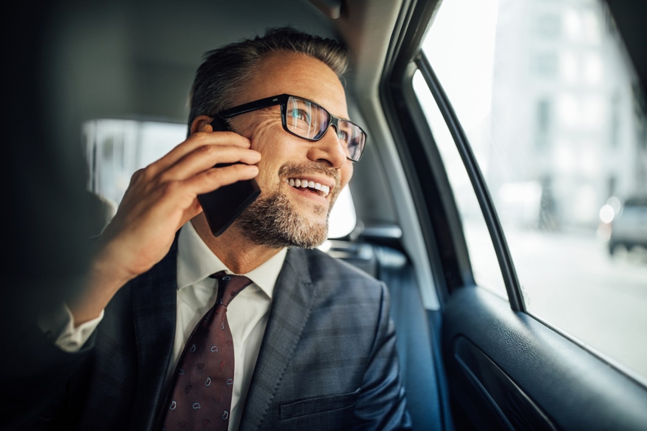 homme au téléphone dans une voiture