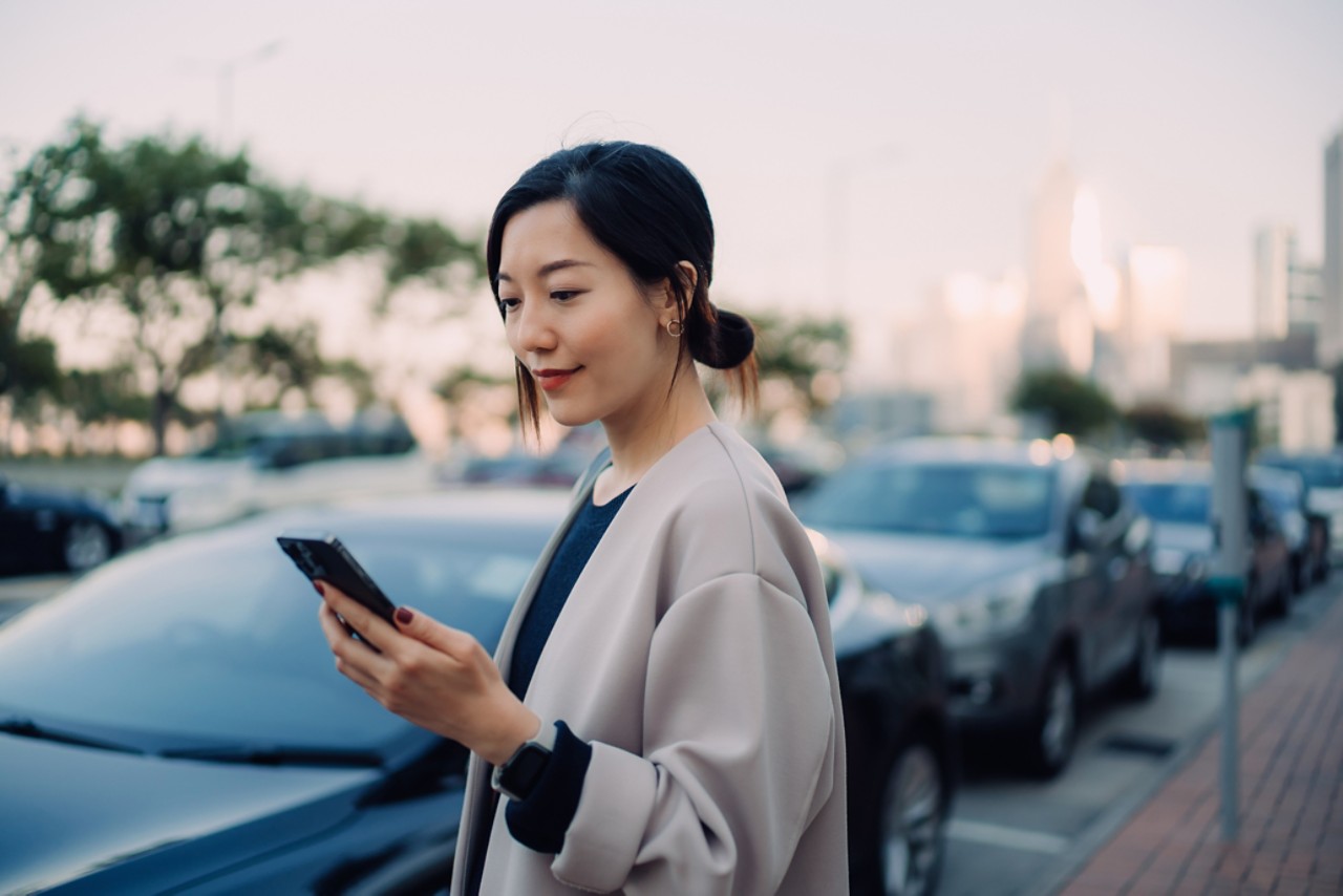 Une femme regardant son téléphone dans la rue