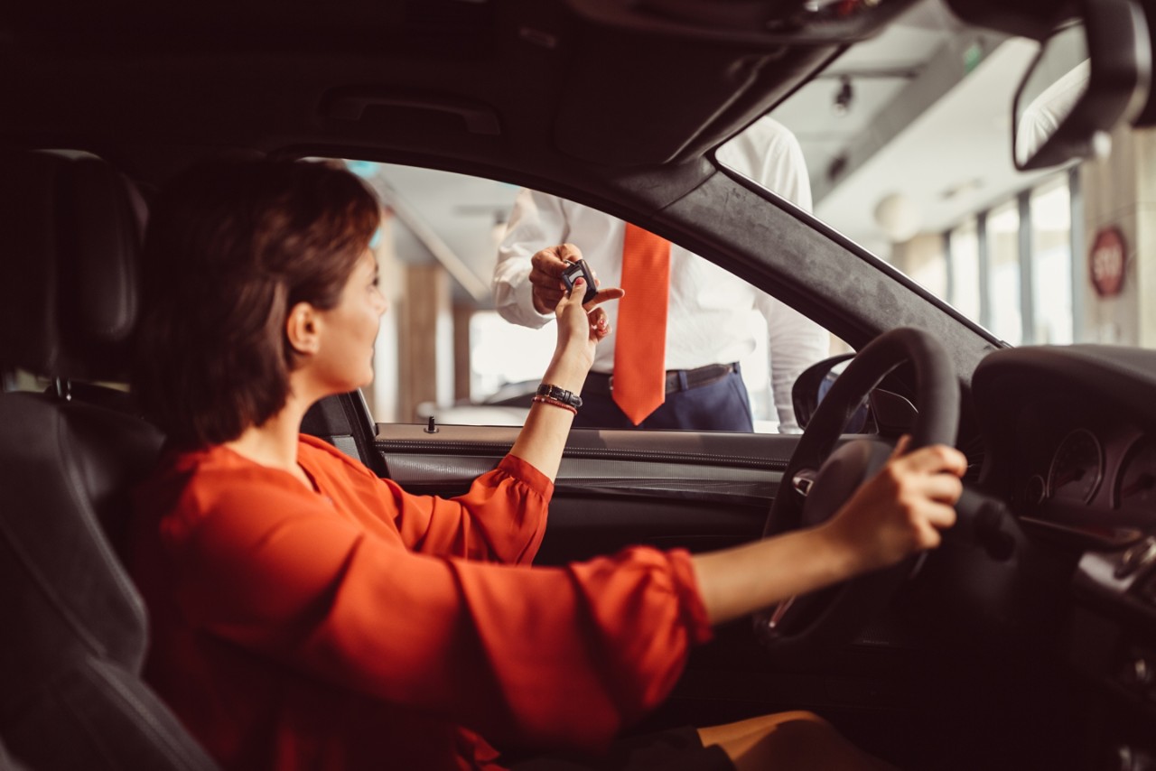 Femme au volant qui récupère des clés