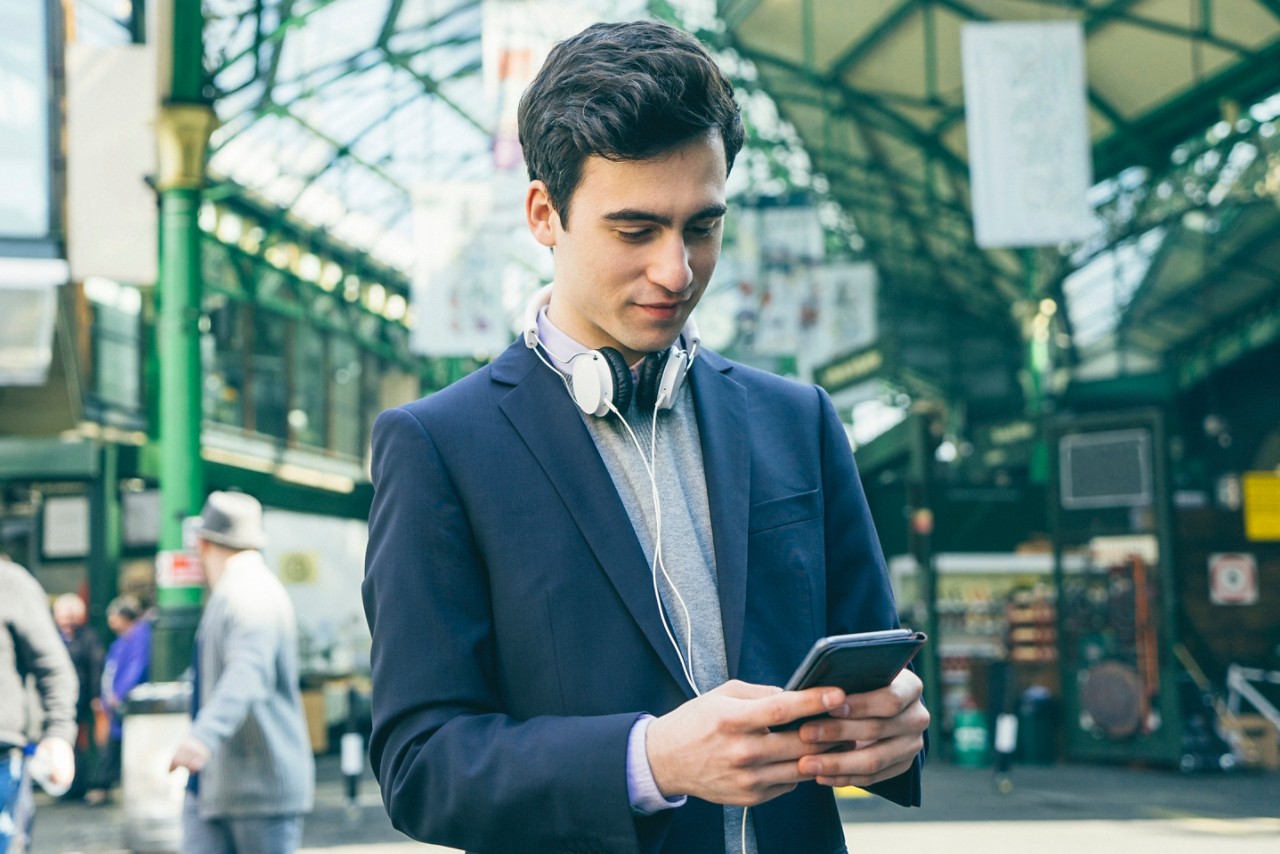 Homme sur son téléphone