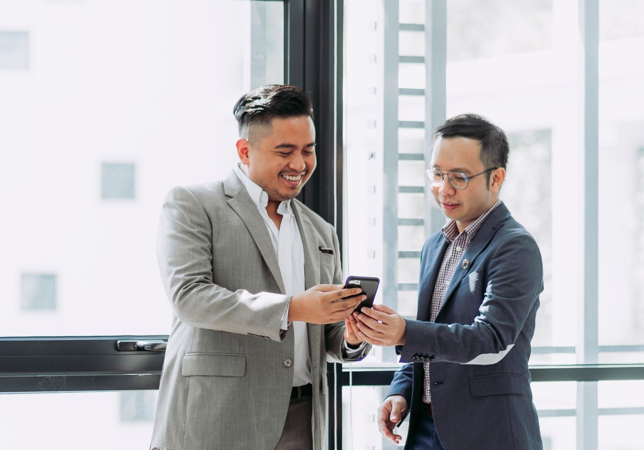 two people looking at phone cropped