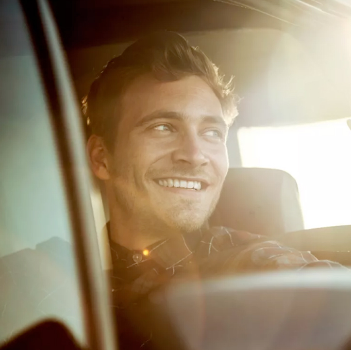 Mężczyzna uśmiechający się w samochodzie