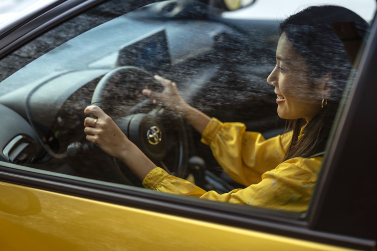 Women_Driving_YarisCross_KINTO_GLEN