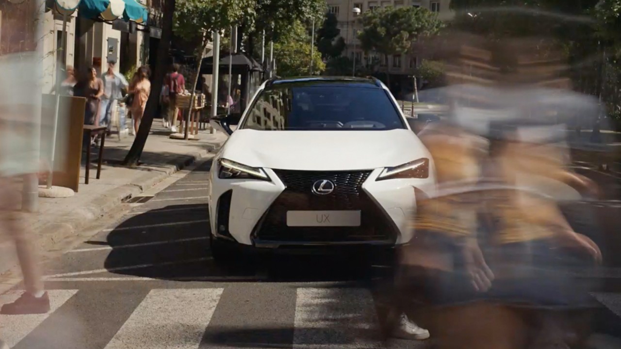 lexus-ux-my23-joy-crookes-probefahrt-root-1920x1080